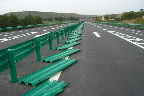 南平波形护栏的维护与管理确保道路安全的关键步骤